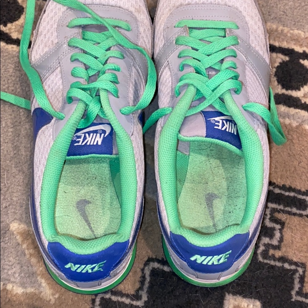 Nike 90s Style Tennis Shoes - Picture 6 of 6
